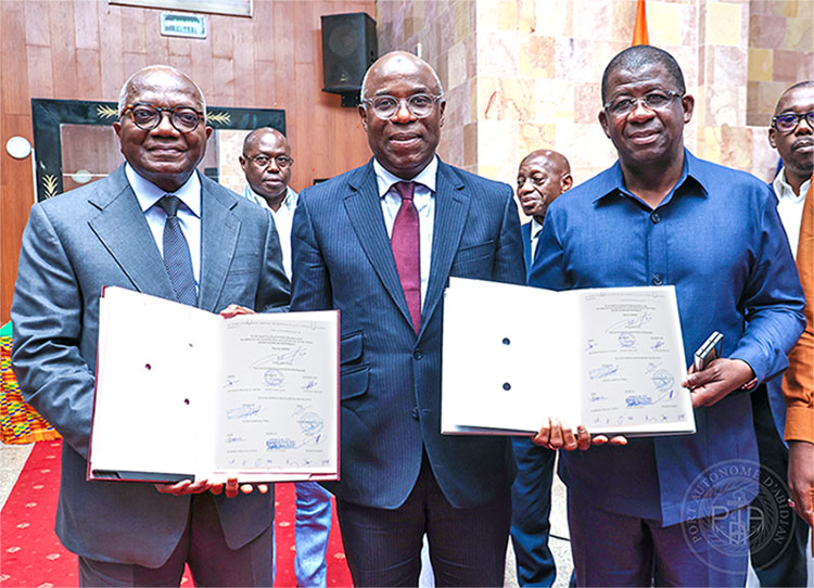 LES FAITIERES SYNDICALES DOCKERS SIGNENT UNE TREVE SOCIALE DE 5 ANS